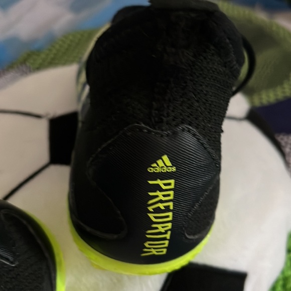 BOYS ADIDAS SOCCER CLEATS…..SIZE 2 - Picture 2 of 7